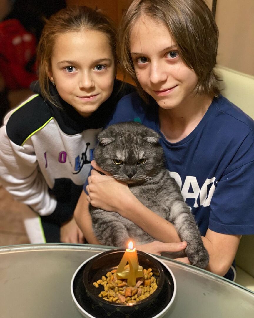 Дети Елены Бережной отмечают день рождения кота