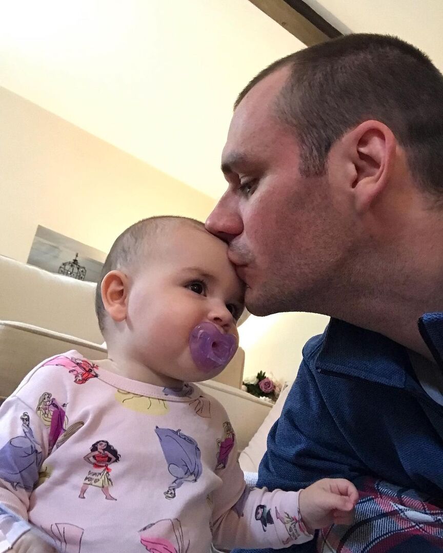 Instagram Хефнера полон фото с дочкой