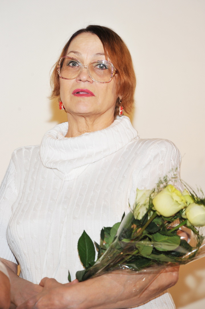 Нина Русланова с букетом роз
