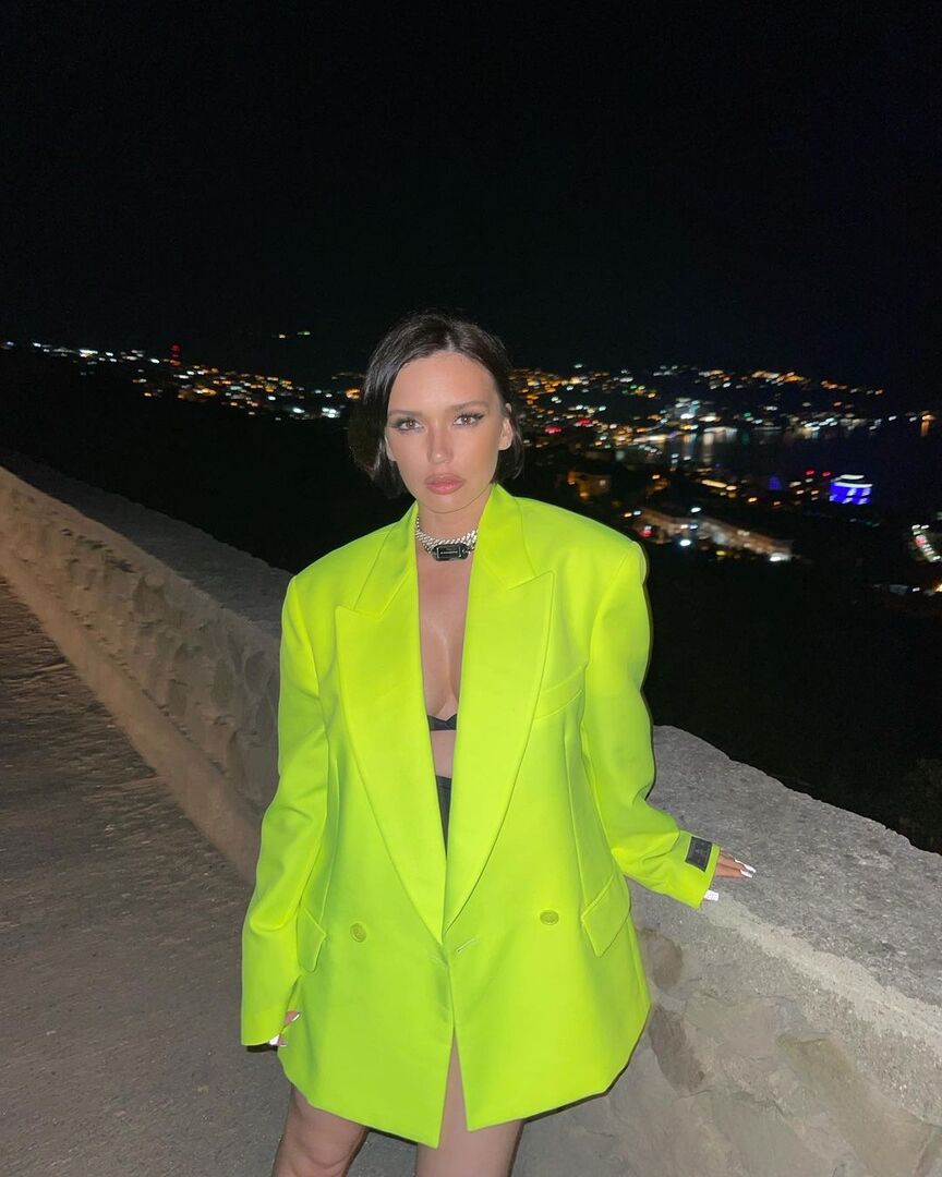 Ольга Серябкина в пиджаке кислотного цвета