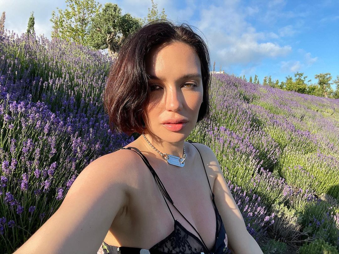 Ольга Серябкина на поле среди цветов