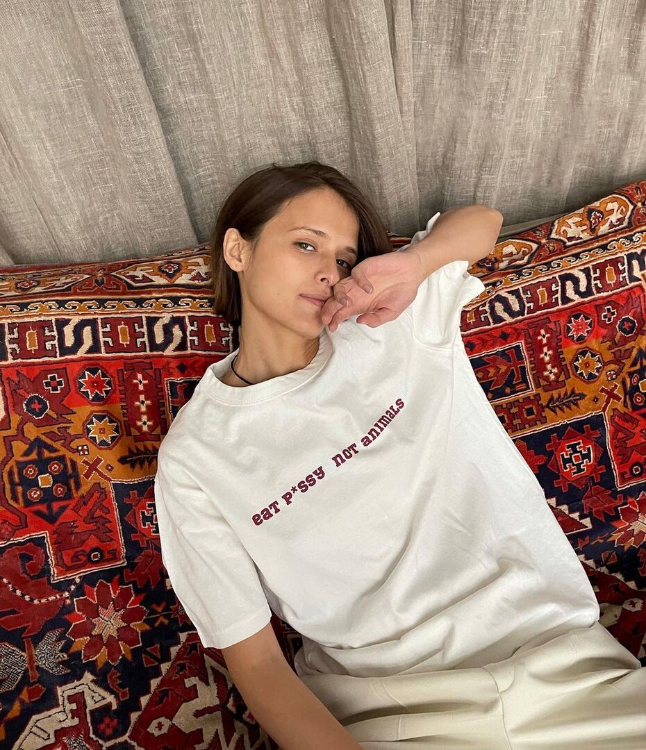 Любовь Аксенова на фоне дивана с узором