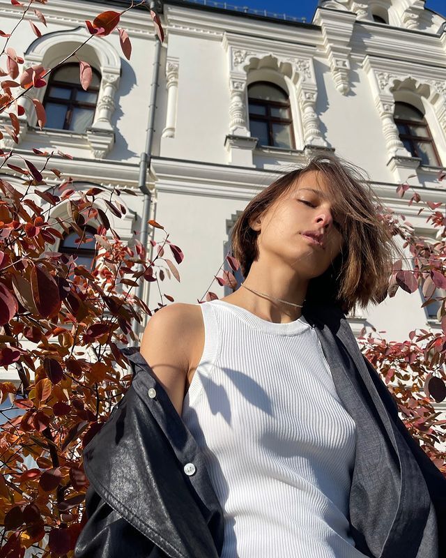 Любовь Аксенова на фоне здания