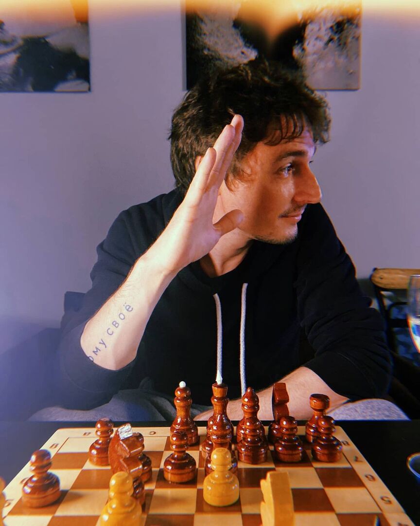 Алексей Филимонов за игрой в шахматы