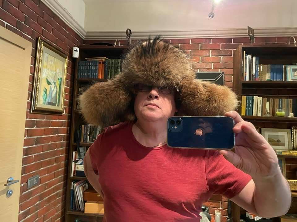Cергей Члиянц в шапке-ушанке, фото в зеркало