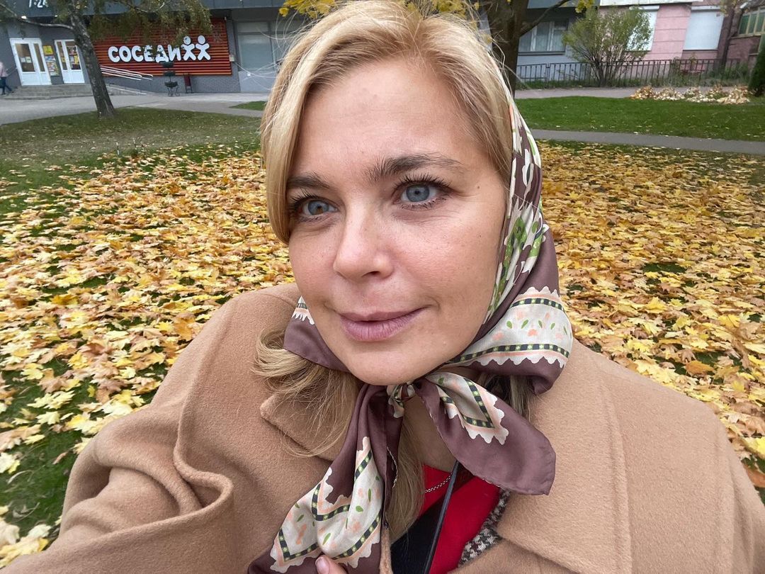 Ирина Пегова на фоне опавшей листвы