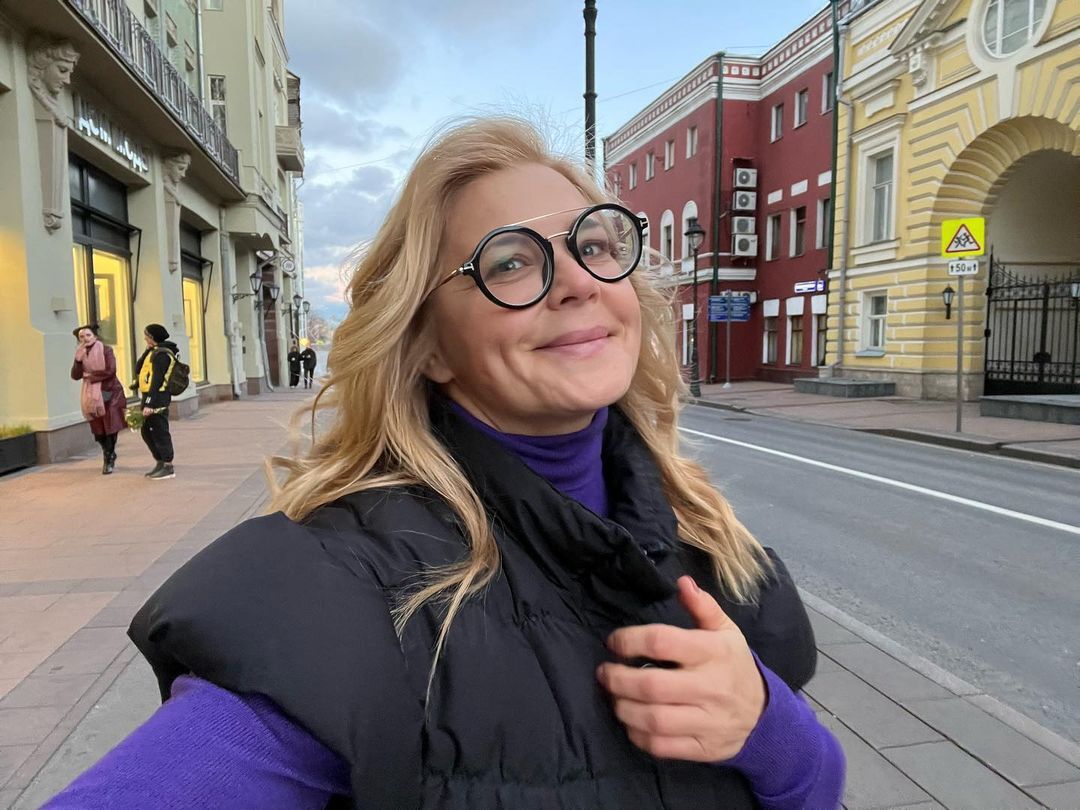 Ирина Пегова в очках