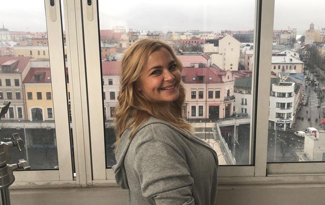 Ирина Пегова возле окна