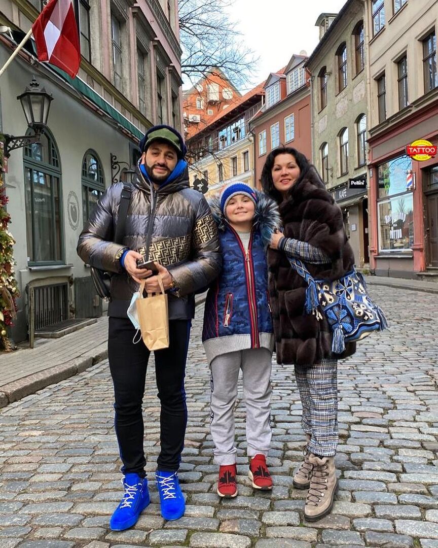 Анна Нетребко с сыном и мужем на улице Риги