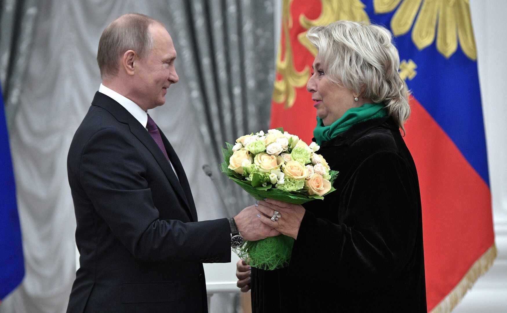Президент России Владимир Путин преподнес цветы Татьяне Тарасовой