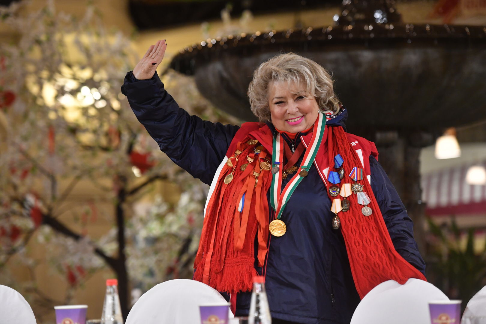 Татьяна Тарасова позирует на праздновании своего юбилея — 70 лет