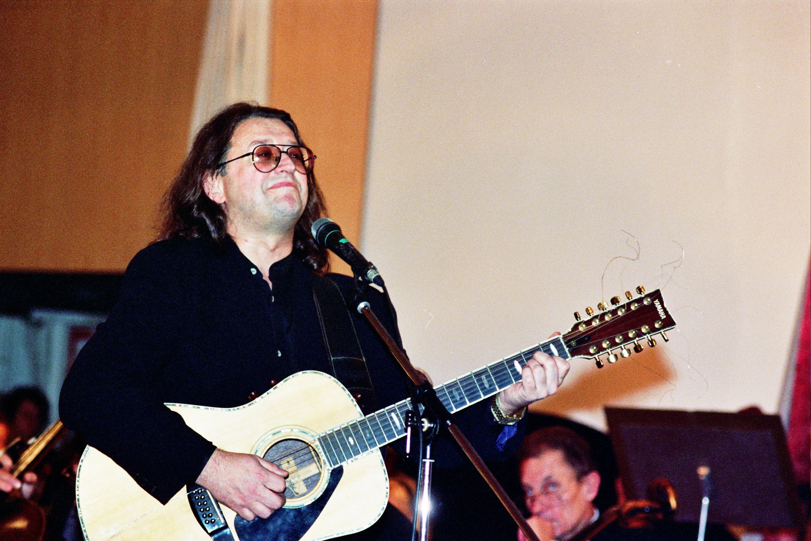 Александр Градский играет на гитаре