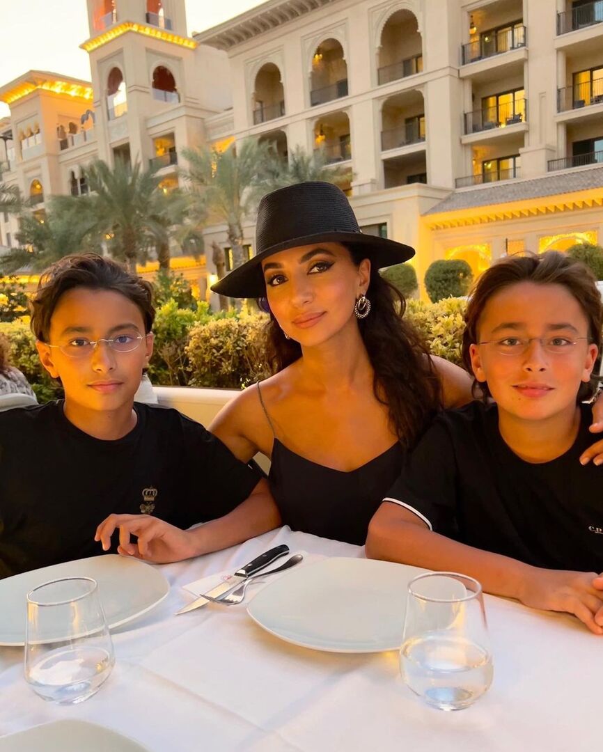 Певица Зара с сыновьями на отдыхе в Дубае