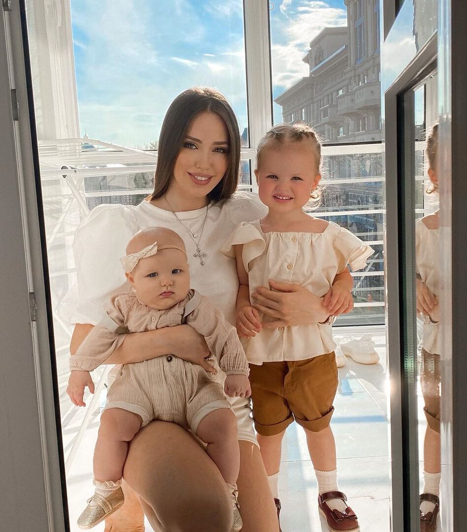 Анастасия Костенко с дочерями
