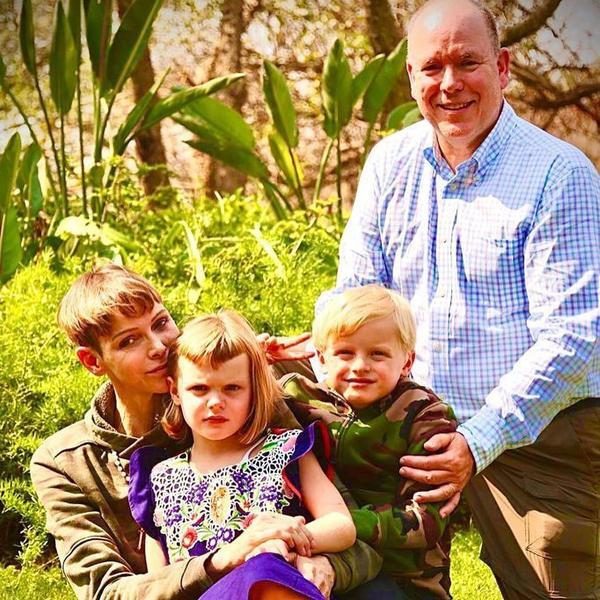 Князь Альбер II и Шарлен с детьми
