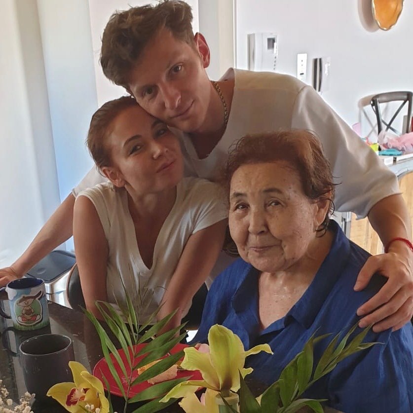 Ляйсан с мужем и бабушкой