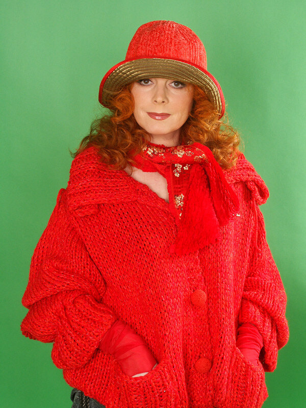 Клара Новикова на фотосессии во всем красном