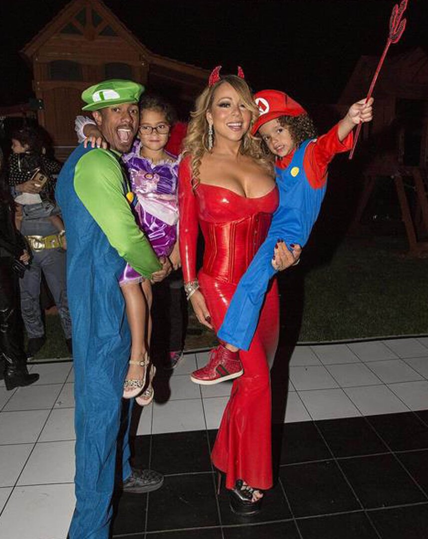 Ник и Мэрайя с детьми на Хэллоуин