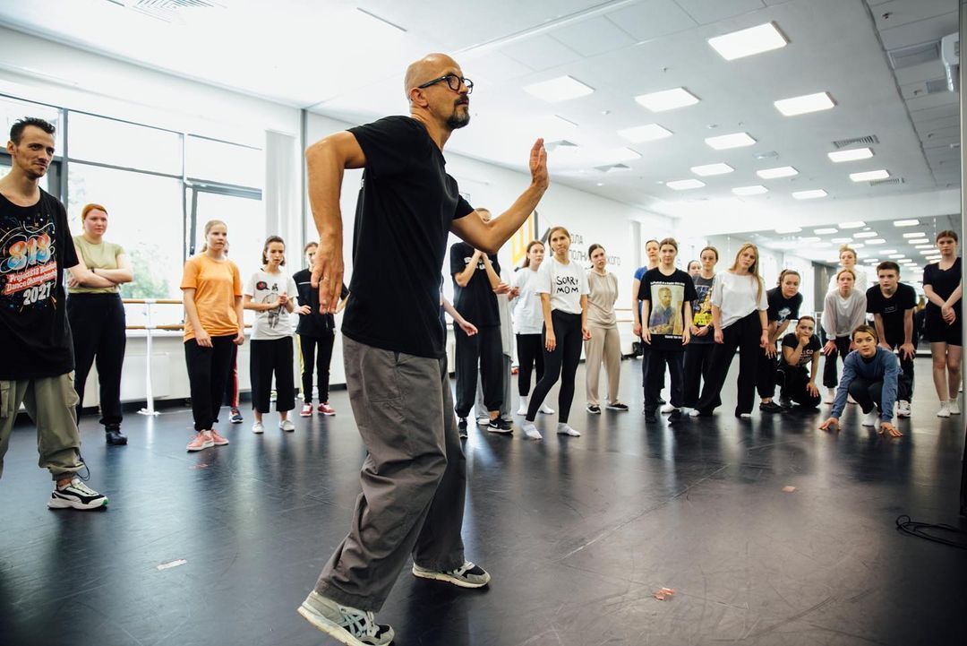 Егор Дружинин в танцевальном зале