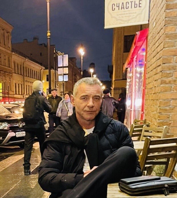 Максим Дрозд возле одного из кафе Санкт-Петербурга