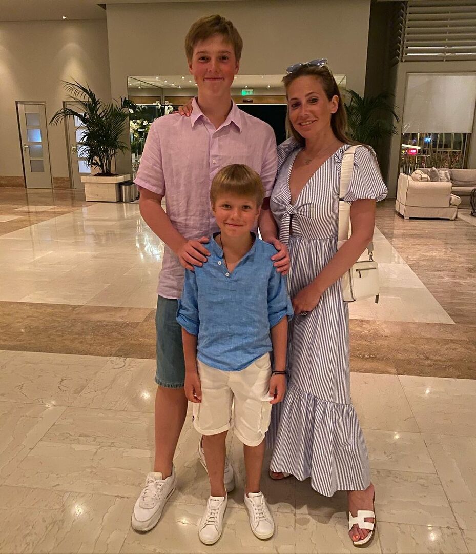 Экс-возлюбленная футболиста Юлия Барановская с их детьми