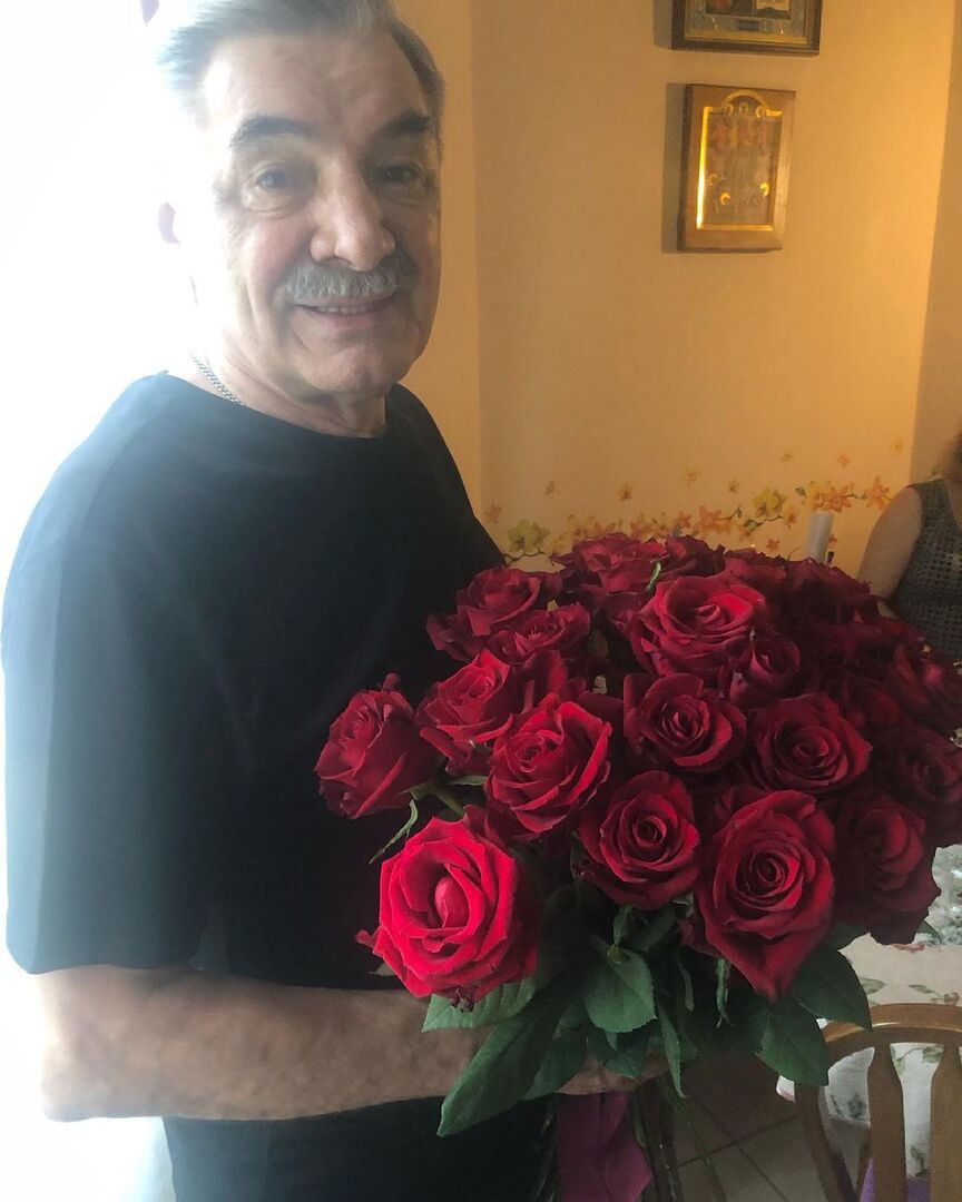Александр Панкратов-Черный с букетом цветов в свой день рождения
