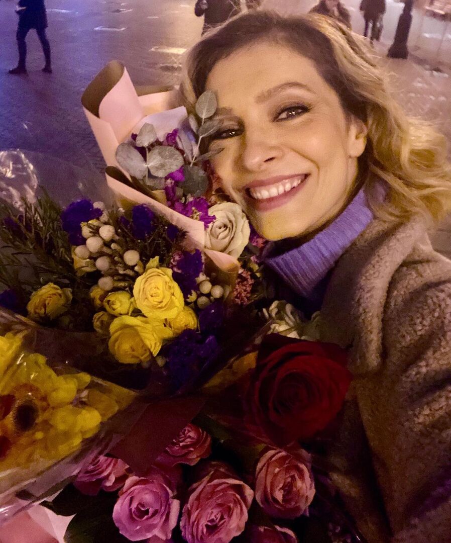 Елена Подкаминская с цветами от поклонников