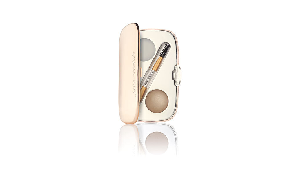 Набор для бровей GreatShape® Eyebrow Kit Blonde, jane iredale, в комплекте пигментированная влагоустойчивая пудра для бровей и прозрачный воск, прокрашивает даже седые волоски. Цена 3710 рублей.