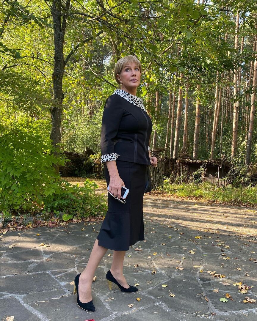 Елена Проклова на прогулке по лесу