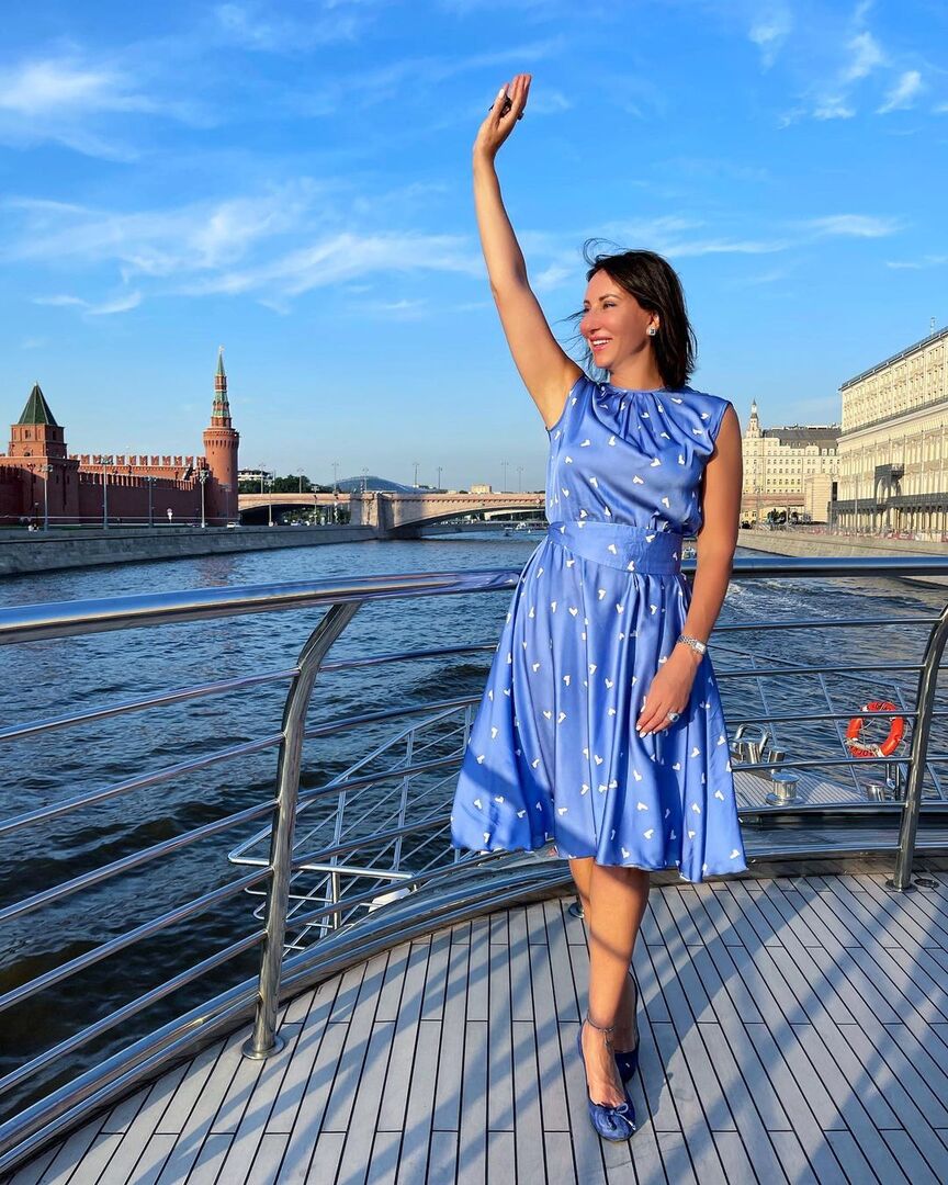 Алика Смехова на водной прогулке по Москве