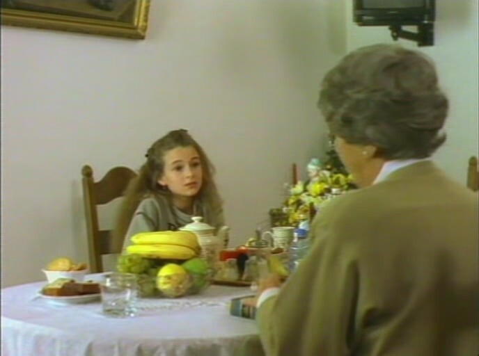 Юля Чернова и Ольга Волкова в фильме Тиграна Кеосаяна