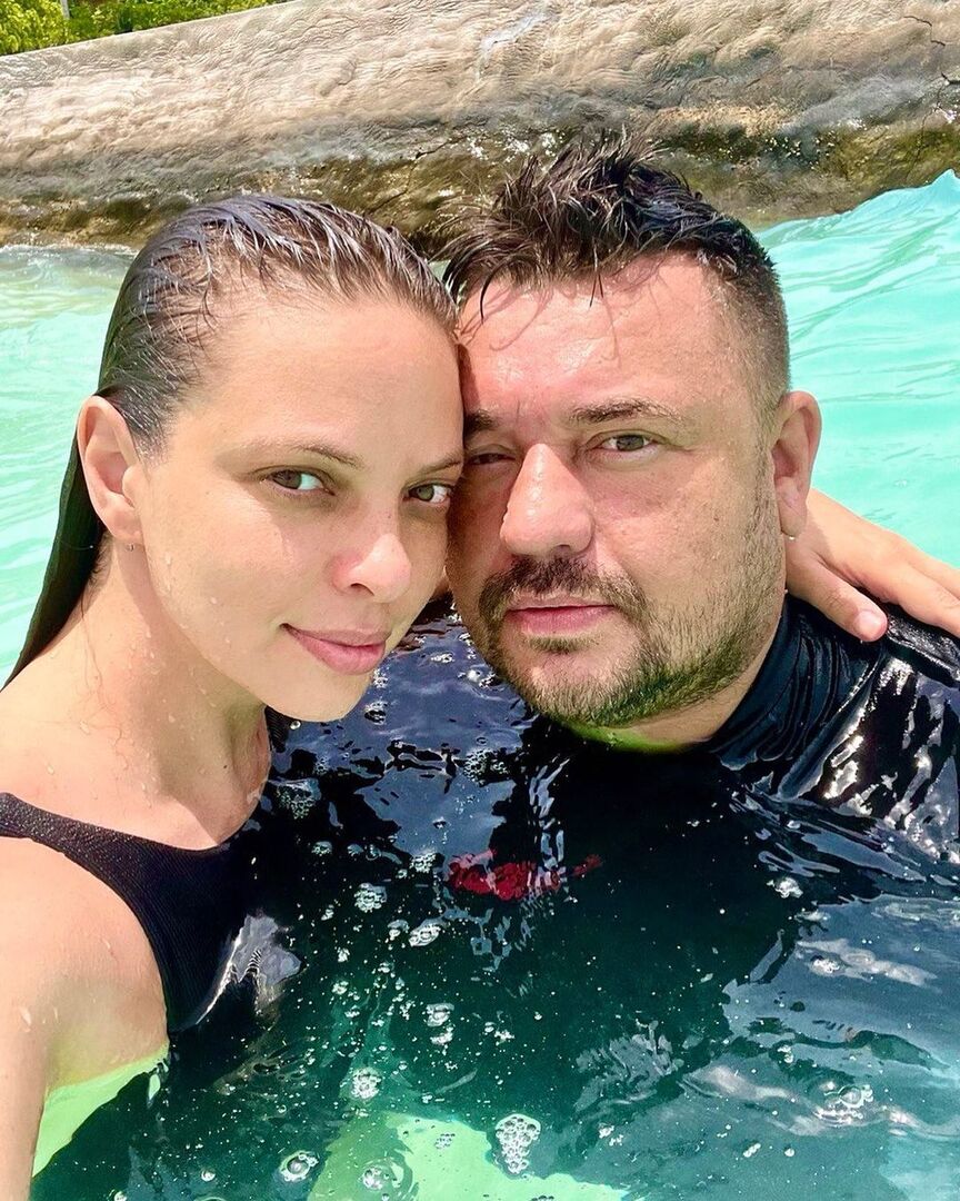 Сергей Жуков с супругой в бассейне