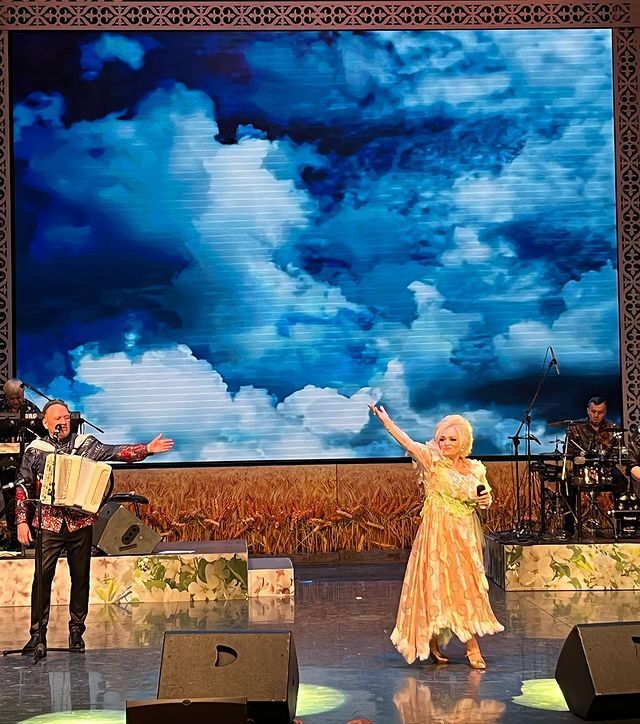 Надежда Кадышева и Александр Костюк на сцене