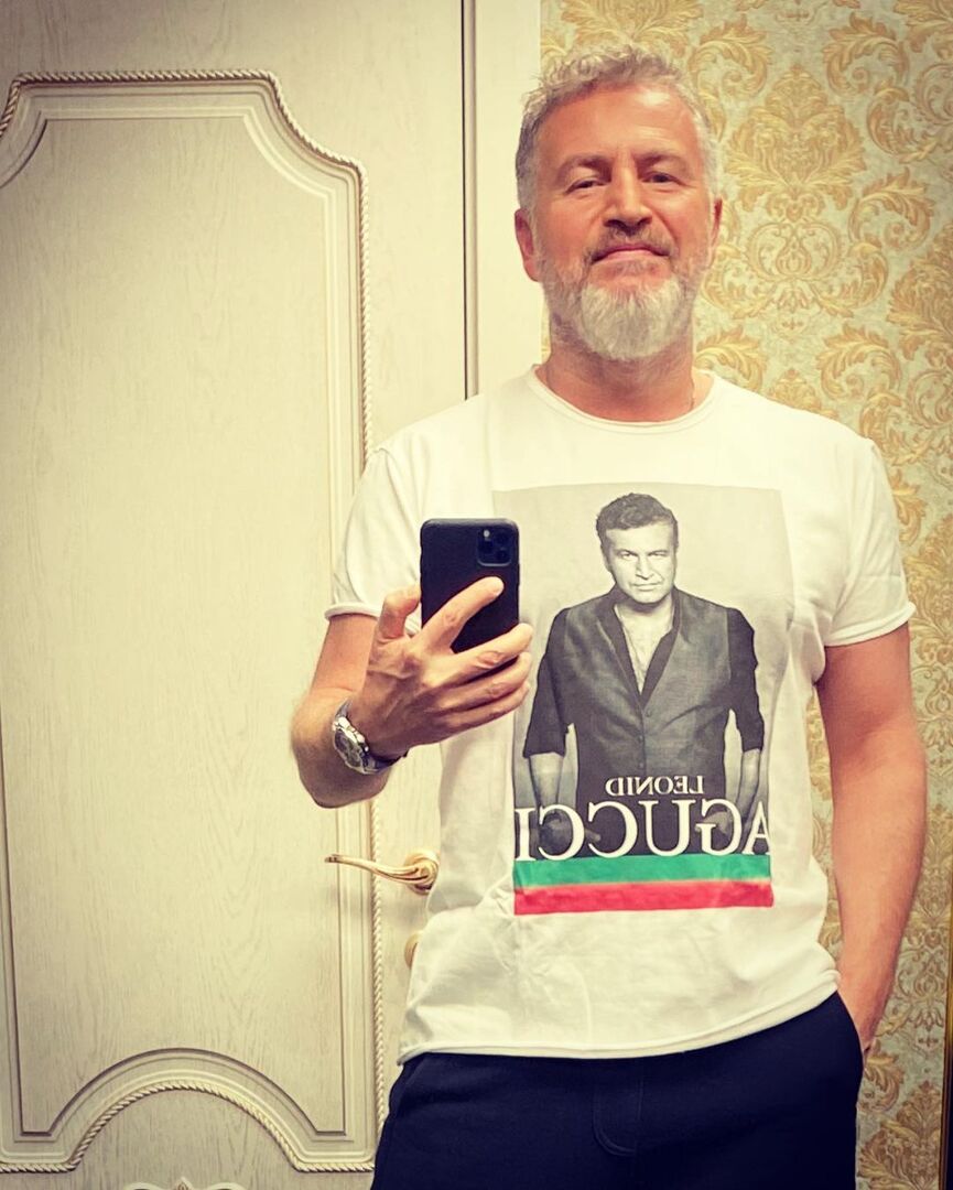 Леонид Агутин в футболке со своим портретом