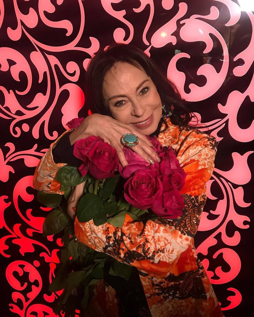 Марина Хлебникова с букетом цветов от поклонников