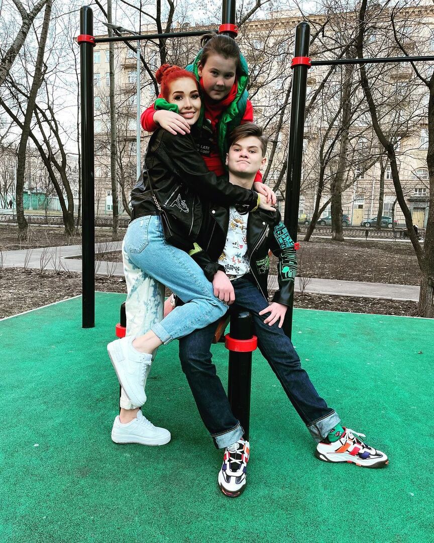 Николь Кузнецова на прогулке с сыновьями