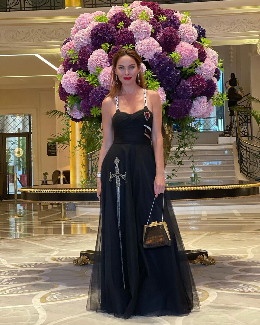 Жанна Шамалова в роскошном платье в холле гостиницы