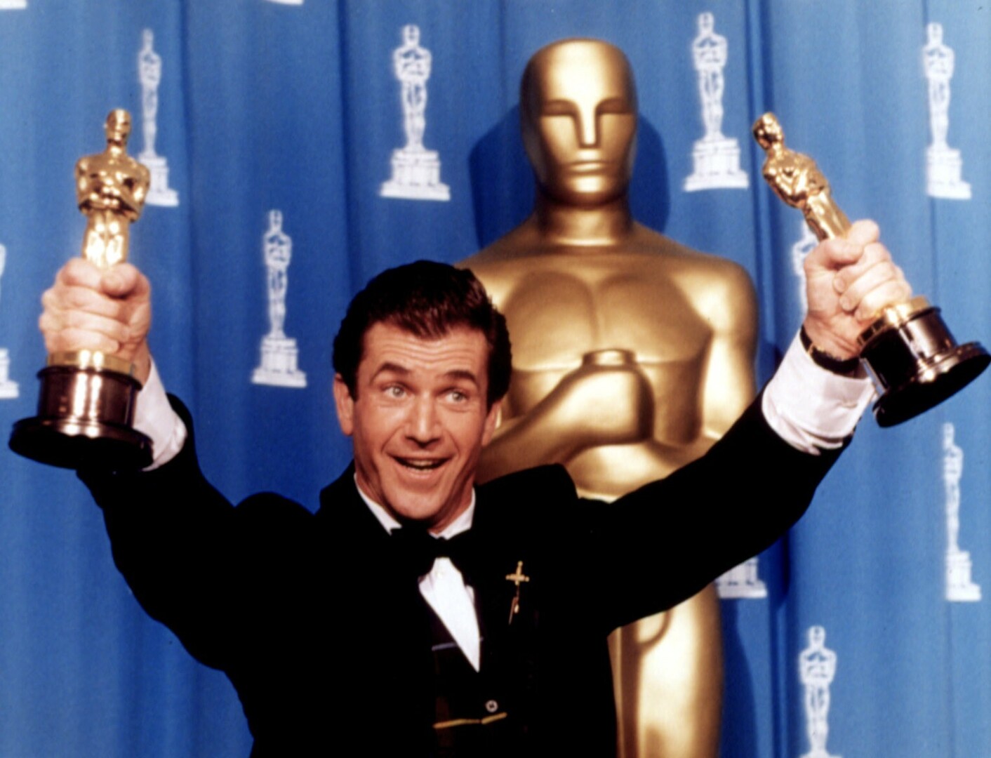 Мел Гибсон с двумя «Оскарами» за фильм «Храброе сердце»