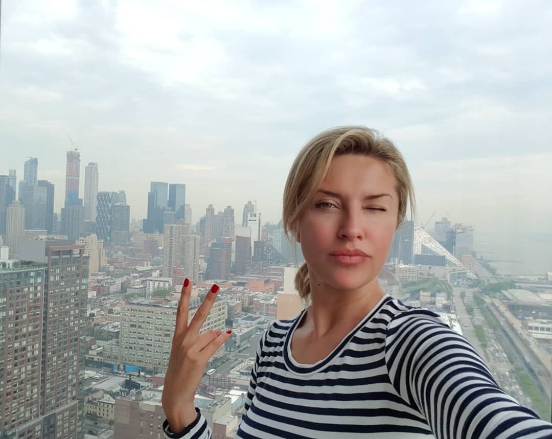 Екатерина Архарова на фоне Нью-Йорка