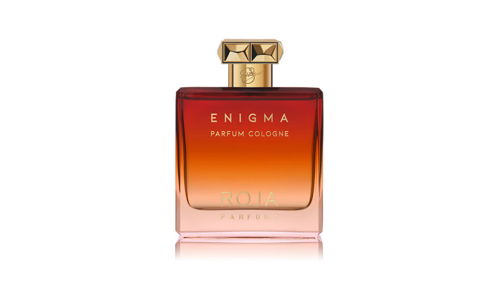 Парфюмерная вода Enigma, Roja Parfums, теплые оттенки специй в сочетании с пряной ванилью и бензоином рождают загадку — этот мужчина не такой, каким кажется на первый взгляд. В композиции: бергамот, герань, майская роза, нероли, грасский жасмин, гелиотроп, кардамон, имбирь, перец, пачули, коньяк, табак, сандал, бензоин, ваниль, серая амбра. Цена 38 845 рублей.