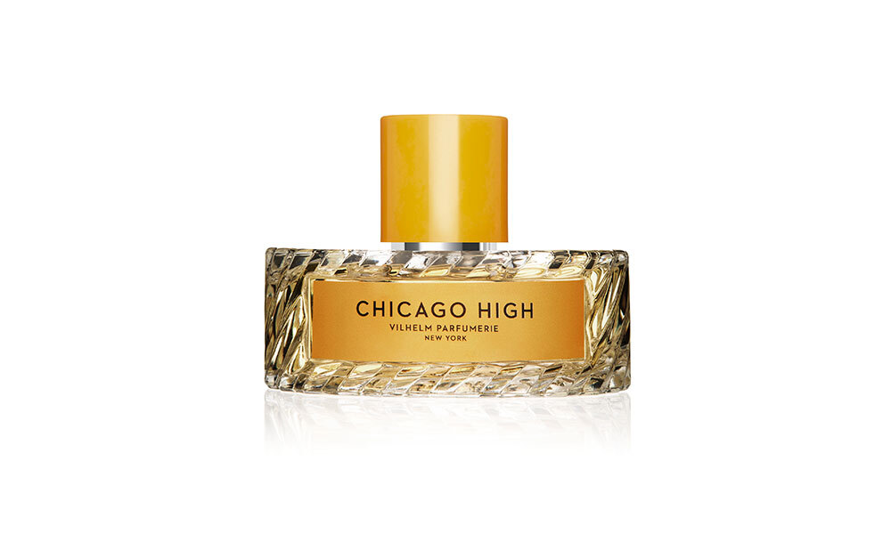 Парфюмерная вода Chicago High, Vilhelm Parfumerie, созданный по канонам классической парфюмерии начала ХХ века, этот аромат подобен ароматной машине времени, переносящей нас в ревущие двадцатые. Это искрящийся коктейль из шампанского и ананаса, меда и табака, плавно переходящий в мягкое кожаное очарование пачули и амбры, словно знойные, пропитанные дымом воспоминания о самой невероятной ночи в жизни. Цена 11 433 рубля.