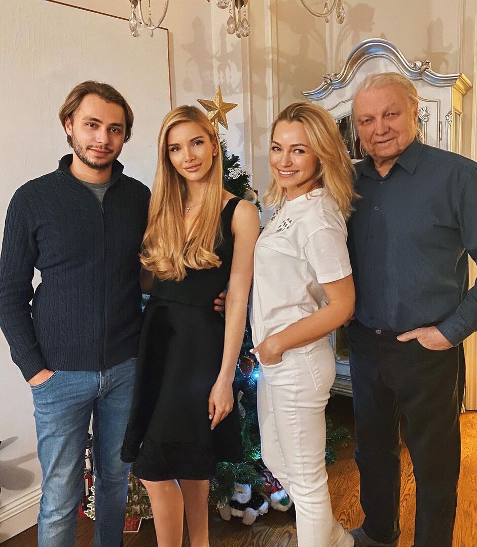 Юрий Маликов с дочерью Инной, внуком Дмитрием и его супругой Анастасией