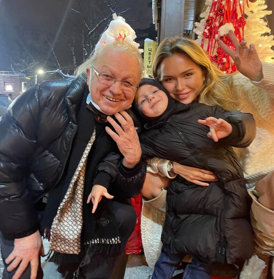 Юрий Маликов с внуками