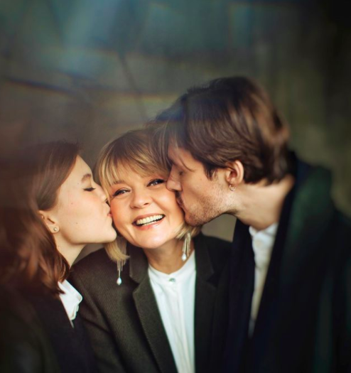 Юлия Меньшова с сыном и дочерью