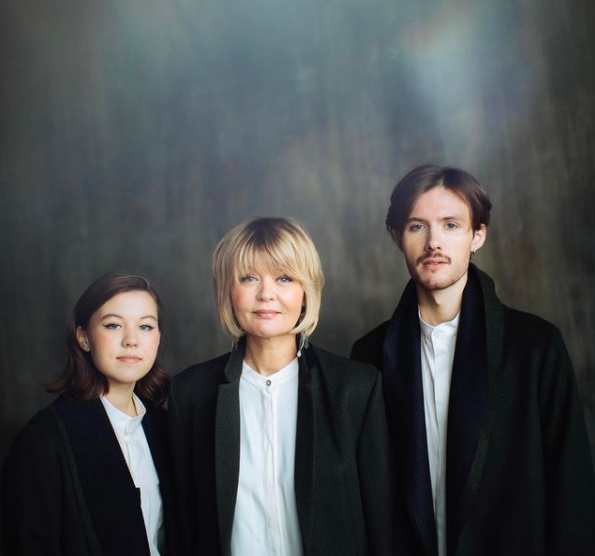 Юлия Меньшова, ее дочь и сын