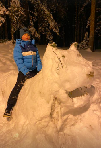 Один из сыновей Матвеева и Боярской на слепленном из снега животном (видимо, это тигр)