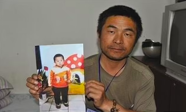 Другой громкий случай — похищение Го Синьчжэня в 1997 году. Он в итоге тоже нашел своих родителей спустя годы