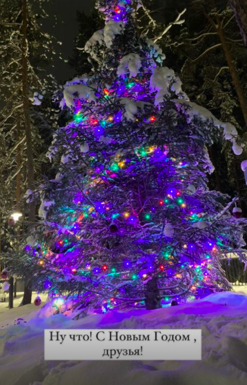 Украшенная прямо на улице елка