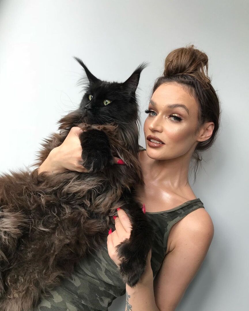 Алена Водонаева со своим котом Эскабаром