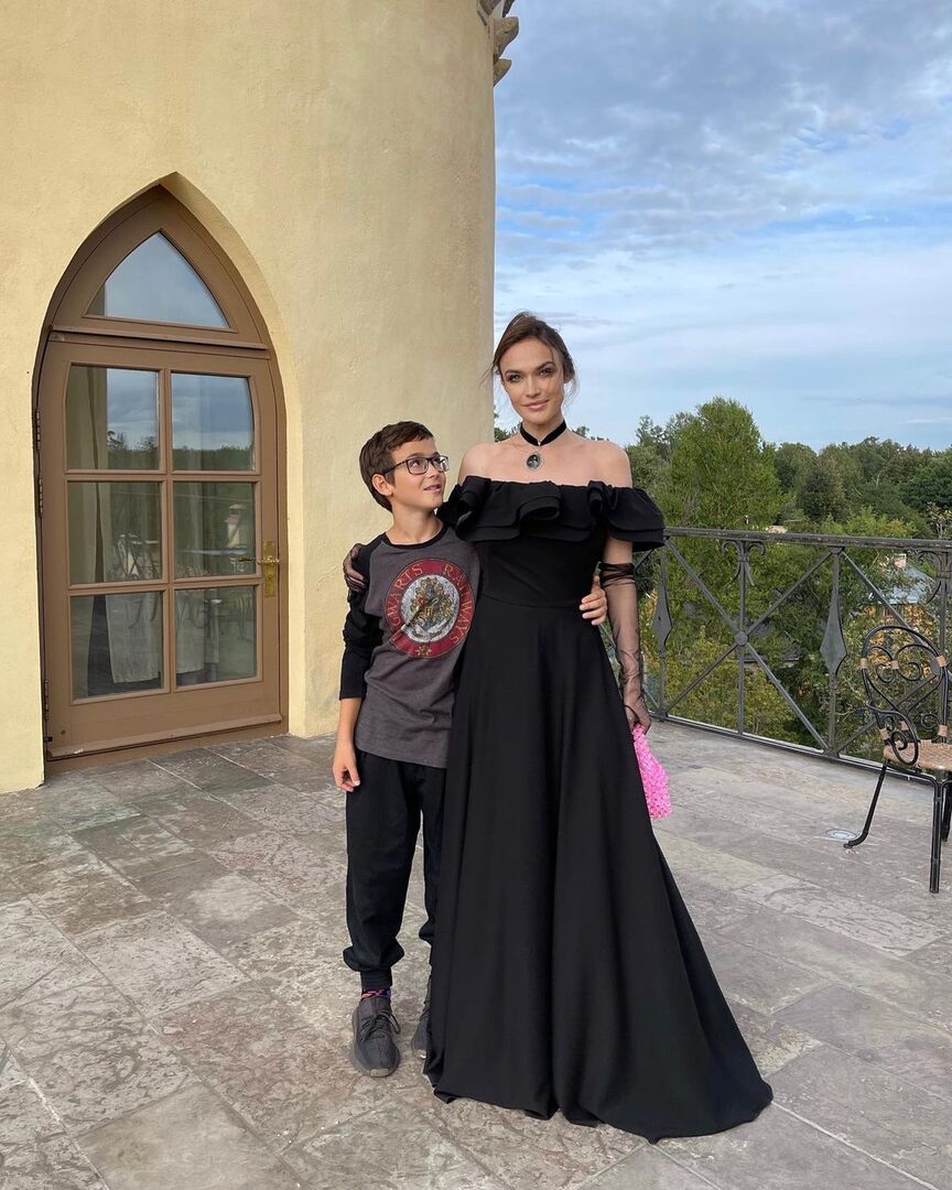 Алена Водонаева в мрачном образе с сыном Богданом